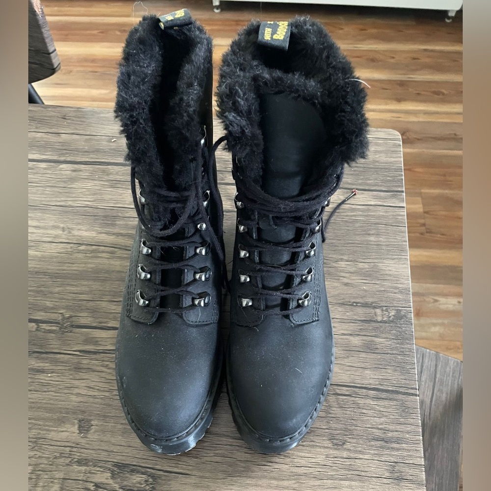 Dr Martens Leona boots